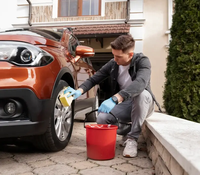 Lavage auto à domicile Poiroux : professionnel intervenant sur un véhicule